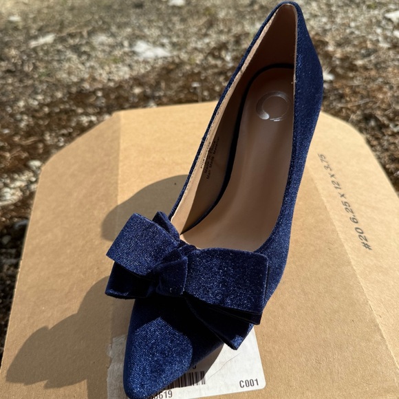 Journee Collection Women's Crystol Pumps size 5.5 - Picture 3 of 5